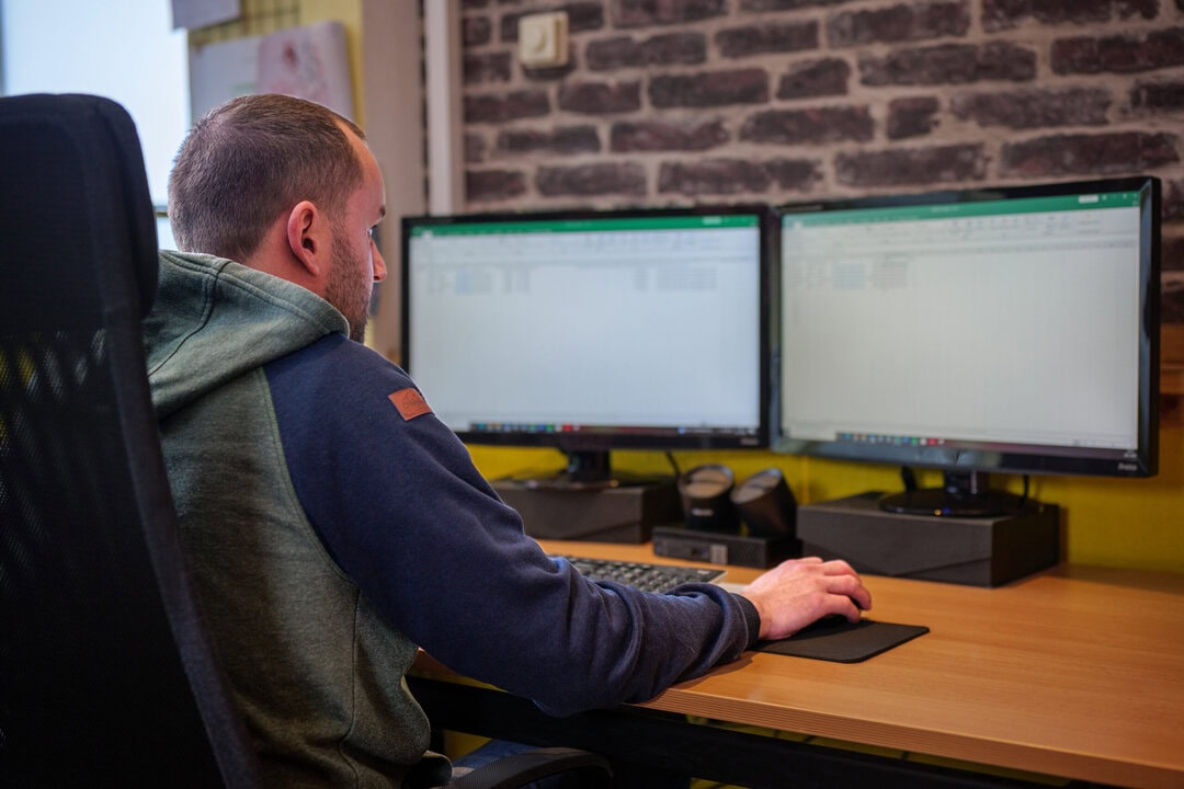 Afbeelding man die bijna in spijker stapt voor de e-learning module 'Bewustwording in veiligheid' van Wise Eagle.