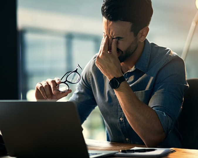 Afbeelding van een gestreste man voor de e-learning module 'Omgaan met stress' van Wise Eagle.
